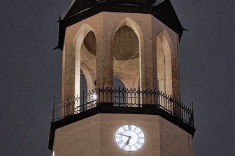 Turmuhr wird wieder beleuchtet - Jetzt auch in der Dunkelheit wieder gut zu erkennen: Die Uhr an der Laurentiuskirche.