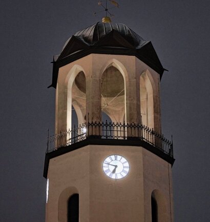 Turmuhr wird wieder beleuchtet - Jetzt auch in der Dunkelheit wieder gut zu erkennen: Die Uhr an der Laurentiuskirche. 