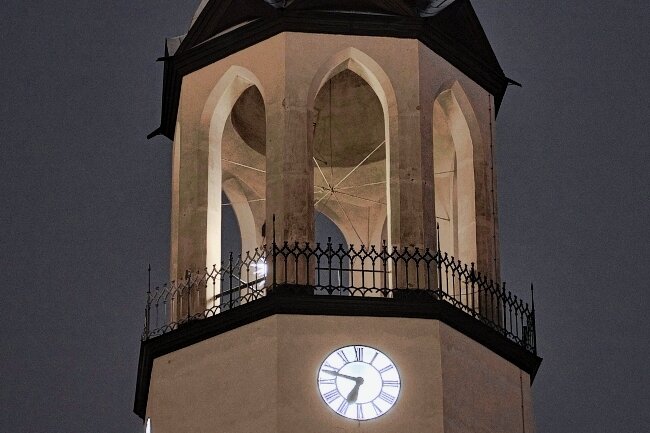 Turmuhr wird wieder beleuchtet - Jetzt auch in der Dunkelheit wieder gut zu erkennen: Die Uhr an der Laurentiuskirche. 