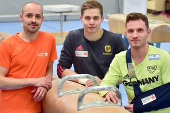 Turn-Asse müssen bis zur WM verschiedene Wege gehen - Unter Anleitung ihres Trainers Sven Kwiatkowski visieren die Chemnitzer Turner Ivan Rittschik und Andreas Bretschneider (v. l.), der vor wenigen an der linken Schulter operiert wurde, die Weltmeisterschaft im Oktober an.