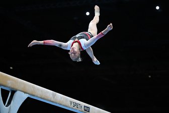 Turn-EM in Leipzig: Zwei Chemnitzerinnen sorgen mit dem deutschen Team für die Sensation - An ihrem Paradegerät Schwebebalken zeigte die Chemnitzerin Lea Quaas am Montagabend die beste Übung der vier deutschen Turnerinnen.