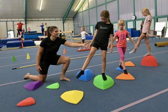 Turnen: Für den Leistungssportbereich beim ESV Lok Zwickau reicht Talent allein nicht aus - Zum Tag der offenen Tür hatten die Verantwortlichen des ESV Lok Zwickau um Regionaltrainerin Jana Brauße (links) unter anderem einen Hindernisparcours aufgebaut.