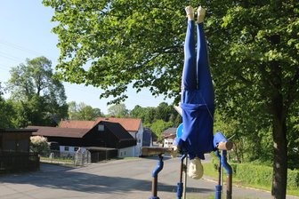 Turnen in Tobertitz: Warum diese Vogtländer ganz verrückt nach Sport sind - Der Turner begrüßt die Autofahrer in Tobertitz.