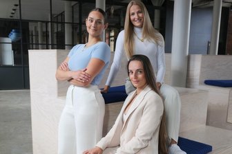 Turnen mit Weltmeisterinnen: Helene und Pauline Schäfer-Betz schaffen neues Sportangebot im „Hohen Hain“ in Limbach-Oberfrohna - Die Turnerinnen Helene (links) und Pauline Schäfer-Betz (Mitte unten) bieten ab April gemeinsam mit Leichtathletin Corinna Schwab Turn-Camps in Limbach-Oberfrohna an.