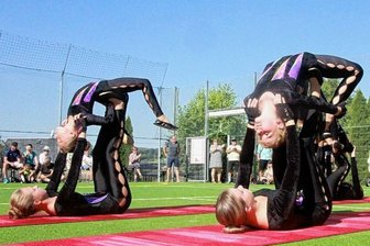 Turner haben wieder weiches Geläuf unter den Füßen - Das mit neuem Kunstrasen ausgestattete Mehrzwecksportfeld in Pausa wurde am vergangenen Wochenende vom örtlichen Turnverein feierlich eröffnet. Einige Elemente aus dem Turnalltag der Capolos durften als Vorstellung dabei natürlich nicht fehlen. 