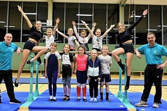 Turner wollen Freude an der Bewegung fördern - Immer montags stehen die Kinder beim Training des TSV Germania Werdau im Mittelpunkt. Rene Hübsch (links) und Torsten Jung wollen bei den Mädchen und Jungen vor allem die Freude an der Bewegung fördern, für wettkampforientiertes Training fehlt dem Verein die Kapazität. 
