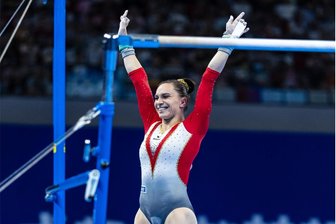 Turnerin Sophie Scheder fasst in China neuen Mut - Sophie Scheder nach ihrer gelungenen Übung am Stufenbarren.