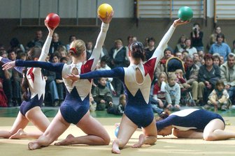 Turnerinnen aus dem Erzgebirge verabschieden sich im Zirkus-Modus in die Weihnachtspause - Das Weihnachtsturnen hat beim SV Schneeberg seit mehr als 20 Jahren Tradition.