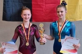 Turnerinnen holen mit Sachsen Gold - Charlott Wunderlich (l.) und Laney Meichsner (r.) mit dem Siegerpokal.