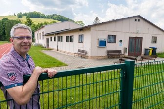 Turnhalle erhält neuen Sozialanbau - Jens Rößner, Vorsitzender des Blumenauer Ortschaftsrates, an der bereits sanierten Turnhalle, deren Sozialanbau (im Vordergrund) erneuert werden soll.