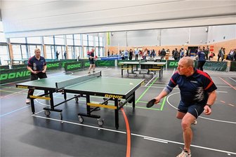 Turnhalle Hartmannsdorf: Müssen die Mitgliedsbeiträge für Sportvereine jetzt steigen? - Bei der Einweihung der Turnhalle Sportzentrum am Naturbad haben sich viele Vereine präsentiert. Auch der Turnverein und die Tischtennisspieler waren dabei. 