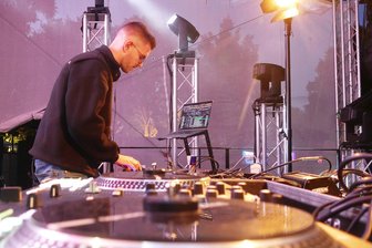 Turnhalle im Erzgebirge wird am Wochenende zum Dancefloor - Unter anderem wird Nick Obendorf, auch bekannt als DJ NO-4, in Grünhainichen Musik auflegen.