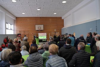 Turnhalle in Hundshübel ist nach Sanierung wieder nutzbar - Die neue alte Turnhalle im Stützengrüner Ortsteil Hundshübel wurde gleich für einen Bürgerinfoabend genutzt.