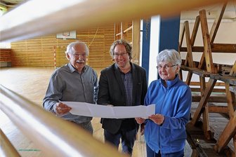 Turnhalle in Oberwiera erhält Cateringzone - Holger Quellmalz (Mitte) hat sich am Dienstag mit den Planern Gerd-Jürgen Ulrich und Elisabeth Scholz in der Turnhalle getroffen. 