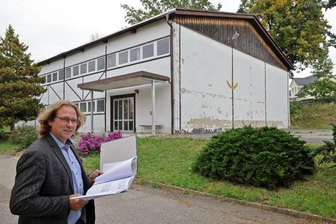 Bürgermeister Holger Quellmalz an der Turnhalle, die einen Anbau erhalten soll.