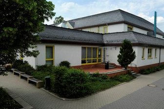 Turnhalle Netzschkau: Immer wieder Reperaturen nötig - Die Turnhalle in Netzschkau an der Siedlungsstraße wirkt solide, doch es gibt immer wieder Probleme mit Baupfusch.