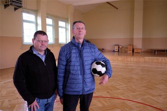 Turnhalle Rotschau: Bei Ortstermin nach Lösung gesucht - Ortsvorsteher Veit Bursian (l.) und Alte-Herren-Kicker Stefan Thiel wurden vom Ballsportverbot kalt erwischt.