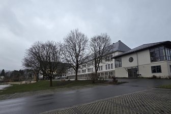 Turnhallen-Neubau in Bad Elster: Diese Sorgen haben Anwohner - Der Baustart für die Turnhalle auf der Rückseite der Grundschule erfolgt im Sommer.