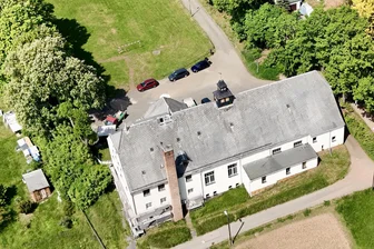 Turnhallen-Retter im westsächsischen Steinpleis: „Noch vor fünf Jahren wurden unsere Pläne belächelt“ - Die Turnhalle Steinpleis feiert in wenigen Tagen ihr 100-jähriges Bestehen. Der Förderverein hat das Gebäude vorm Abriss gerettet.