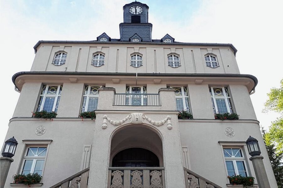 Turnhallen-Sanierung: Lugauer Stadtrat erteilt Zwickauer Firma 115.500-Euro-Auftrag - Lugauer Rathaus: Im Ratssaal finden die Stadtratssitzungen statt, es kann dort aber auch geheiratet werden. 