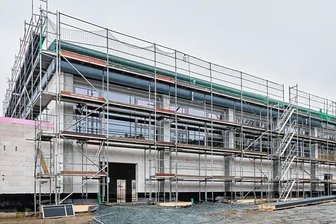 Turnhallenbau: Kosten liegen im Plan - Die neue Turnhalle an der Drebacher Grundschule soll ab Frühjahr 2024 genutzt werden. 