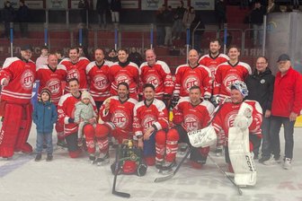 Turnier für Eishockey-Hobbyteams in Crimmitschau: Trainer und Betreuer holen Pokal - Trainer und Betreuer des ETC Crimmitschau haben den ersten Platz belegt.