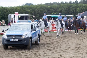Turnier-Premieren in Wiesa: Steckenpferde und Polizeisirenen auf dem Reitplatz - Zeigten erstmals Ihr Können: Die Sächsische Polizeireiterstaffel aus Großerkmannsdorf gab einen interessanten Einblick in das tägliche Training mit ihren auf Extremsituationen vorbereiteten Pferden.