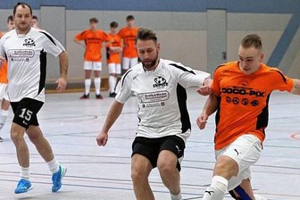 Turnier verdient sich Bestnoten - Sven Lissel und Marcel Beier vom Team "Die Knipser" als Haupt-Organisatoren des Schwarzenberger Hallenmasters bekamen es in dieser Szene mit dem Team "Cocopix" um Dominik Schramm (v. l.) zu tun. Beide Mannschaften schafften den Sprung in die Endrunde.