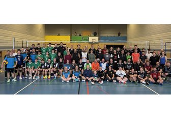 Turnierserie der Zwickauer Freizeitvolleyballer erlebt stimmungsvollen Abschluss - Das Foto zeigt die elf beteiligten Mannschaften des diesjährigen Zwickauer Freizeitvolleyballturnieres.