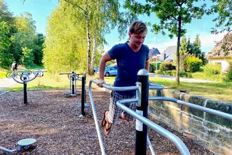 Tuttendorf bei Freiberg: Fitnessparcours als Attraktion am Radweg - Einen Spaziergang oder auch eine Joggingrunde verbindet Andy Scharf gern mit einem kurzen Training an den Open-air-Geräten am Fitnessparcours in Tuttendorf.