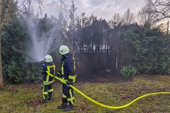 Tuttendorf: Hecke gerät in Brand - In Tuttendorf musste am Samstagnachmittag ein Heckenbrand gelöscht werden.