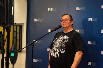 TV-Casting in der Sachsen-Allee: Hunderte Chemnitzer nutzten Chance auf Fernsehkarriere - Berufskraftfahrer Enrico will ins Fernsehen, um Elton zu treffen. Dem TV-Moderator sieht er durchaus ähnlich.