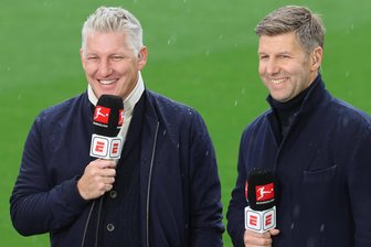 TV-Experten Schweinsteiger und Hitzlsperger im Interview: „Favorit auf den Titel sind wir nicht“ - Bastian Schweinsteiger (l.) und Thomas Hitzlsperger als TV-Experten bei einem Bundesligaspiel. Bei der WM sind beide für die ARD am Mikrofon.