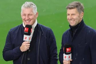 TV-Experten Schweinsteiger und Hitzlsperger im Interview: „Favorit auf den Titel sind wir nicht“ - Bastian Schweinsteiger (l.) und Thomas Hitzlsperger als TV-Experten bei einem Bundesligaspiel. Bei der WM sind beide für die ARD am Mikrofon.