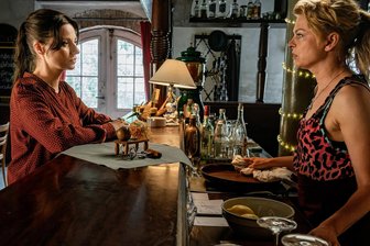 TV-Kritik „Mandat für Mai“: Schankraum-Erkenntnisse und hitzige Debatten - Mai (Julia Hartmann, links) spricht Dorfkrug-Wirtin Babette (Isabell Gerschke) an. Es geht um deren geplanten Schwangerschaftsabbruch.