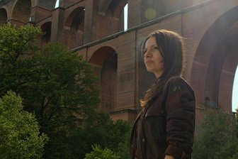 TV-Kritik: Was die ersten Folgen „Mandat für Mai“ im ZDF von der Provinz Vogtland erzählen - Die Berliner Rechtsanwältin Mai Gardner (Julia Hartmann) kommt für einen rechtlichen Termin ins Vogtland. Dort ist alles so anders als in der Großstadt.
