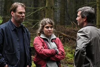 Kommissar Winkler (Kai Scheve) und seine Kollegin Szabo (Lara Mandoki) ermitteln dieses Mal im Osterzgebirge. Am Fundort der Leiche treffen sie erstmals auf den Bürgermeister Björn Haberkorn (Thomas Scharff, rechts). Ist er der Mörder?