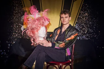 TV-Quoten: "Olivia" schlägt "Barbie" - Johannes Hegemann spielt im ZDF-Film "Olivia" den Künstler Oliver Köbel, der als Dragqueen Oliver Knöbel bekannt ist. (Handoutbild)