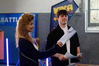 TV-Show statt Unterricht: Klasse 6b aus Penig will „Beste Klasse Deutschlands“ werden - Schafft sie es in die Wochenshow? - Mariella Doblhofer (Produktion) und Moderator Lukas White begleiteten die Schülerinnen und Schüler durch den Drehtag.