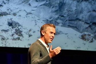 TV-Star erzählt von Schönheit und Verletzlichkeit der Erde - Der bekannte TV-Moderator Dirk Steffens war am Samstag im König-Albert-Theater Bad Elster zu Gast.