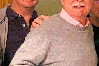 TV-Star gleich in zwei Gefilden - Christian Klotz, seit 1976 Vereinsarzt beim RSK Gelenau, wurde zu seinem 75.Geburtstag mit der Würdigung als Ehrenmitglied des Gelenauer Ringervereins überrascht. 