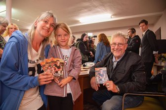 TV-Star Martin Semmelrogge gibt Autogramme im Vogtland: „Wenn so viele Leute wie heute kommen, habe ich wohl einiges richtig gemacht“ - Martin Semmelrogge (rechts) mit Elli Daley und Tochter Quentina aus Markneukirchen.