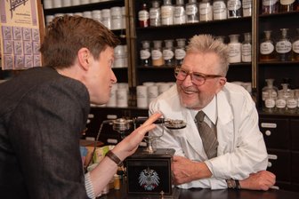 TV-Star Martin Semmelrogge schwärmt von Dreharbeiten in Oelsnitzer Drogeriemuseum: „Klasse, fast wie eine richtige Kulisse in Hollywood“ - TV-Star und Filmschauspieler Martin Semmelrogge (rechts) stand im Drogeriemuseum Oelsnitz für den Film „Maske auf, Genossen" vor der Kamera.