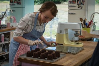 Jennifer Tippner überraschte die Jury mit ihren Schoko-Törtchen, gefüllt mit Tannen-Buttercreme. Allerdings gingen ihr diesmal die Windbeutel mit Rosé-Champagner-Creme etwas daneben.