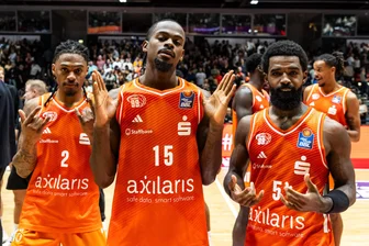 Ty Brewer nach seiner Glanzleistung für die Niners Chemnitz gegen Braunschweig: „Das ist das Resultat von tollem Teamwork“ - Drei der Besten im Spiel der Niners Chemnitz gegen die Basketball Löwen aus Braunschweig: Nike Sibande, Ty Brewer und Corey Davis (von links) feiern das 93:75 am Samstagabend in der Messe.
