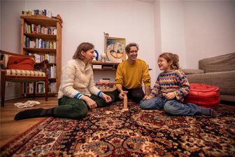 Typ-1-Diabetes: Wie die Krankheit das Leben einer Plauener Familie auf den Kopf stellt - Anouk mit ihren Eltern Isabel Stahl und Thorsten Bihegue. Die Krankheit des Mädchens hat der Familie schon einiges abverlangt.