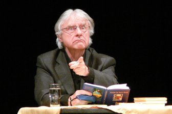 „Typisch Emil“: Schweizer Kult-Kabarettist kommt persönlich zur Film-Vorpremiere nach Zwickau - Der Schweizer Kabarettist Emil Steinberger bei einem Besuch in Crimmitschau 2010.
