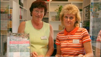 Typische Souvenirs sind knapp - 
              <p class="artikelinhalt">Eva-Maria Roth (links) und Ramona Rau betreuen die Stadtinformation im Erdgeschoss des Werdauer Rathauses.</p>
            