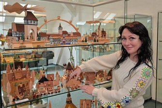 Typisches aus dem Erzgebirge: Ausstellung zeigt einzigartiges Handwerk des Häuselmachens - Kathrin Trommer ist seit 14. Februar neue Mitarbeiterin im Schatzhaus Eibenstock. Die 36-jährige Zschorlauerin hat Geschichte studiert. 