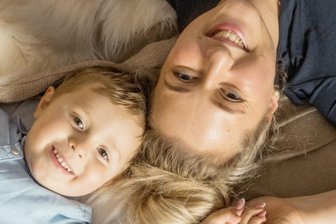 Typisierungsaktion der DKMS im Erzgebirge: Der kleine Franz und viele andere Kinder suchen „ihre Lebensretter“ - Franz und seine Mutti Maxie bleiben vor allem eines: Zuversichtlich, dass alles gut wird.
